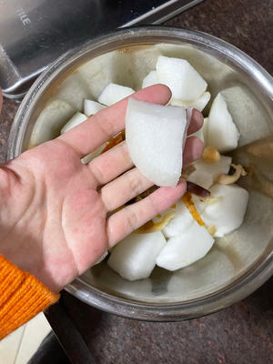 Cut the white radish into chunks