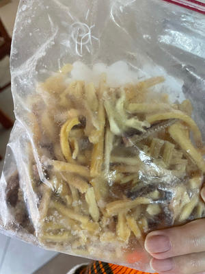 This is the soaked and cut frozen dried squid that can be directly taken out for use