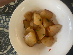 If you want to eat the radish as a dish, you can remove it and stir-fry it with a little oil, add some soy sauce and green onions before serving. You can also add a little red chili if you like spicy. It's delicious.