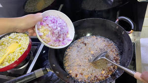 After frying the mushrooms until fragrant, add minced garlic and diced onion to stir-fry until fragrant.