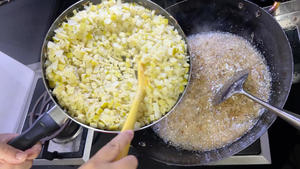 Add diced bamboo shoots that have been drained and stir-fry.