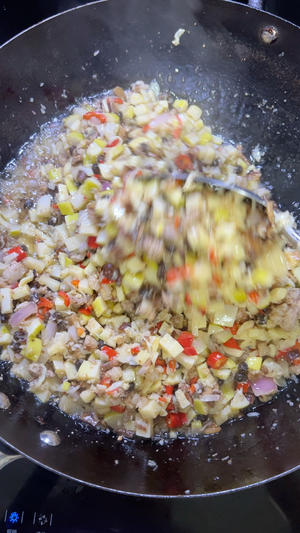 Add fermented black beans and red chili, continue to stir-fry.