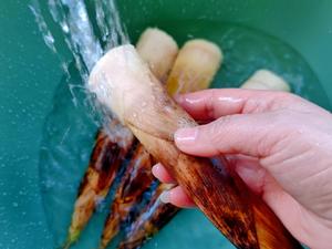 Wash the bamboo shoots without peeling them.