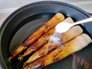 Put the bamboo shoots in a pot of cold water and add 1 tablespoon of salt.