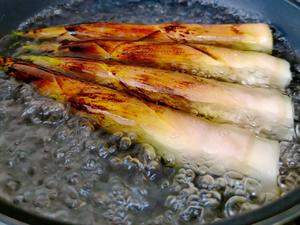 Boil the bamboo shoots for 20 minutes.