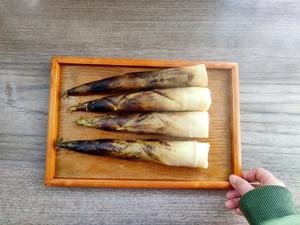 Remove the cooked bamboo shoots and let them cool.