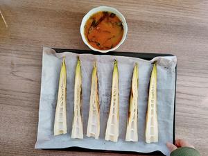 Cut the bamboo shoots in half and arrange them on a baking tray.