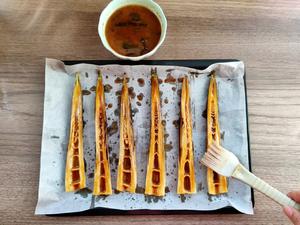 Evenly brush the sauce on the bamboo shoots.