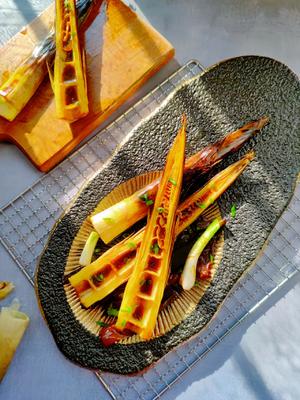 Place the bamboo shoots on a plate and sprinkle with chopped spring onions.