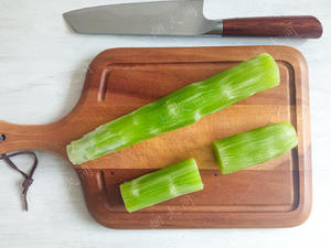 Peel the outer skin of the bamboo shoots and cut the middle thicker part into small sections about 8cm long.