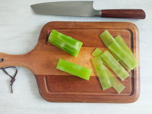 Trim the bamboo shoot sections into rectangular shapes by cutting off the four sides, and then slice them thinly.