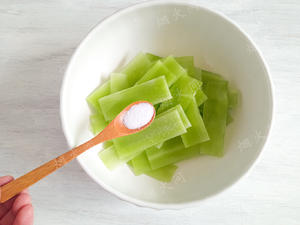 Add salt and mix well, marinate for a while to soften the bamboo shoot slices.