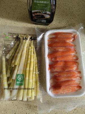 Take a photo of the main ingredients~ Soaked thin bamboo shoots + crab sticks bought from the online store + selected seafood dipping sauce.