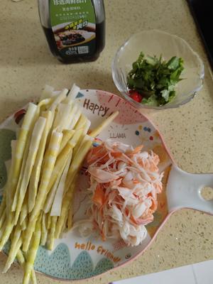 Finely chop a small chili pepper and a cilantro for later use. Clean the ingredients, cut open the thin bamboo shoots, and tear apart the crab sticks.