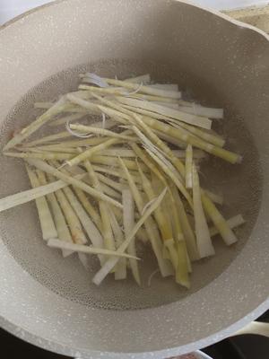 Blanch the thin bamboo shoots in boiling water for 3 minutes, then drain.