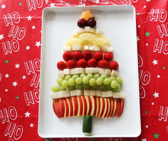 A Christmas Tree Fruit Platter