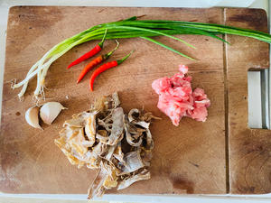 Clean the ingredients and cut the meat into strips.