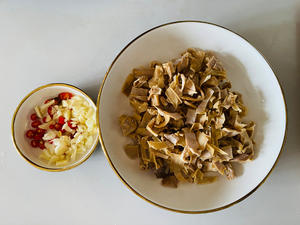 Cut the soaked bamboo shoots into small cubes. Dice the garlic and millet pepper.