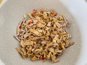 Stir-fry until the garlic and millet pepper are fragrant, then add the diced bamboo shoots.