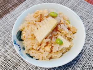 Braised Bamboo Shoot Rice. Both spring bamboo shoots and winter bamboo shoots can be used, and both electric rice cookers and clay pots are suitable. The recipe for Braised Bamboo Shoot Rice will be posted separately later.