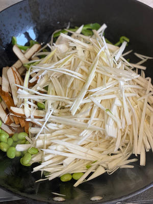 Heat the oil in a wok, stir-fry all the ingredients except for grandmother's vegetable together. This is a lazy and effortless way. Of course, if you prefer a crispy texture of green pepper, you can stir-fry it at the end. Keep stirring over medium heat to ensure that all ingredients are coated with oil.