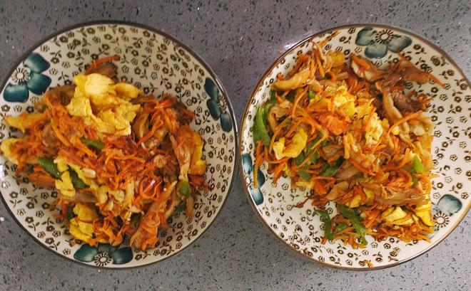 Carrot and Shimeji Mushroom Stir-fry with Eggs (Quick Dish)