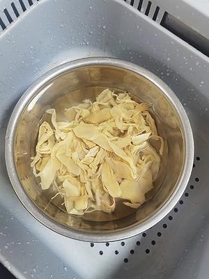 Prepare the ingredients and soak the bamboo shoots, then drain the water.