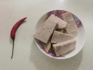 Cut the red chili pepper into sections and slice the pork.