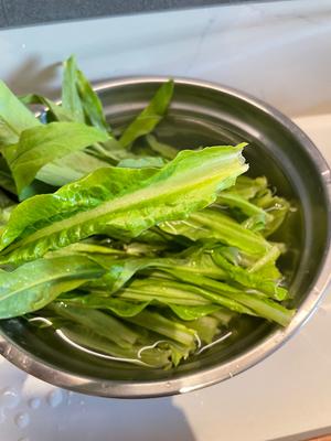 Split the oilseed lettuce into individual stalks and clean them thoroughly;