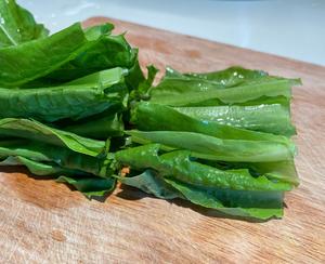 Cut the oilseed lettuce into approximately 5cm long sections and arrange them on a plate;