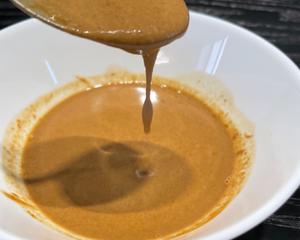 Next, prepare the sesame sauce. In a bowl, add 2 tablespoons of sesame paste (add more if you prefer), 2 tablespoons of light soy sauce (less salty), a little sugar, chicken essence, and a little purified water. Stir and continue to add purified water as needed until the desired consistency is achieved👌