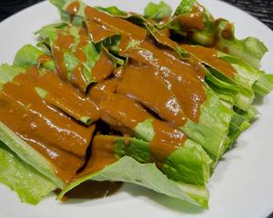 Pour the sauce over the oilseed lettuce and it's ready to be served!