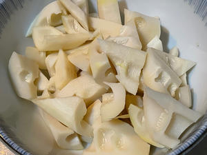 Cut the blanched spring bamboo shoots into thick slices.