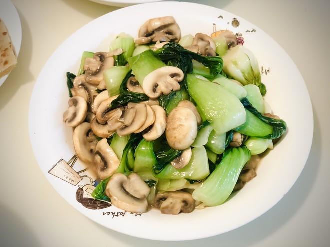 Stir-fried Green Vegetables with White Mushrooms: Rich Flavor and Delicate Texture