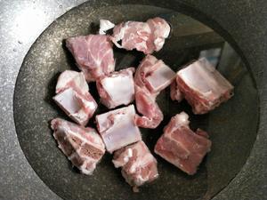 Put cold water in a pot, blanch the spare ribs to remove blood foam, remove and wash with warm water.