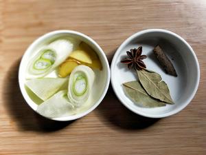 Prepare ginger, scallion, star anise, fragrant leaves, and cinnamon.