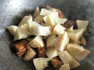 Add the winter bamboo shoot slices.