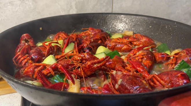 Thirteen-Spice Crayfish