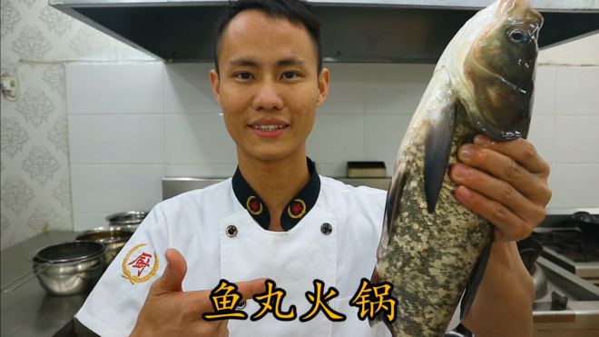 The head chef teaches you the authentic recipe for 'Fish Ball Hot Pot'—a rich and hearty dish perfect for both the elderly and children.