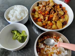 Braised chicken pieces with potatoes.