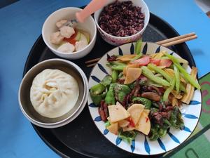 Stir-fried mixed vegetables with multigrain rice, meatballs, and steamed veggies.