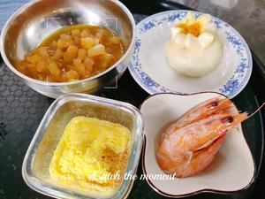 Brunch of stir-fried winter melon, pumpkin buns, egg custard, and steamed shrimp.