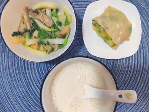 Vegetable, mushroom, cabbage, egg, and chive rolls with soy milk.