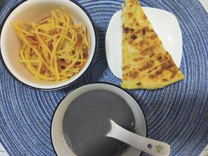 Stir-fried shredded potatoes, carrot shreds, scallion pancakes, and grain soy milk.