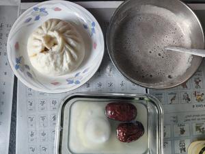 Meat buns, grain soy milk, and red date steamed eggs.