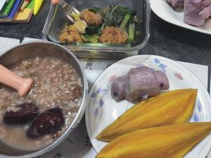 Braised vegetables, purple sweet potato rolls, and sweet potato eight-treasure porridge.