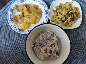 Red bean rice with crispy potato slices, eggs, and garlic sprouts.