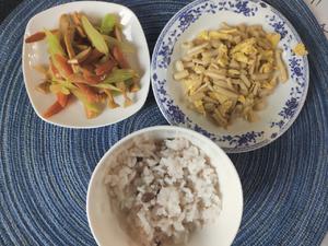 Stir-fried celery with tofu and scrambled eggs with chicken thigh and red bean rice.