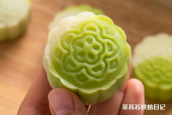 Pandan Flow Filling Snow Skin Mooncake - A Refreshing and Delicious Treat