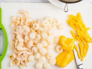 Cut the lychee, longan, and jackfruit into small pieces.